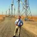 供應加州沙加緬度公用事業特區電力的風力發電設備。圖中人物保羅•歐姆史泰得,為此處蒙特祖馬山電廠的資深計劃管理人,他負責控管這些設備。(大衛•派森 攝,國家再生能源實驗室 提供)