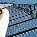 世界上最大規模的住宅型太陽能光電板組,位於荷蘭阿默斯福特,架設在32間相連房屋的平坦屋頂上。(太陽能晶片製造商BP Solarex 提供)